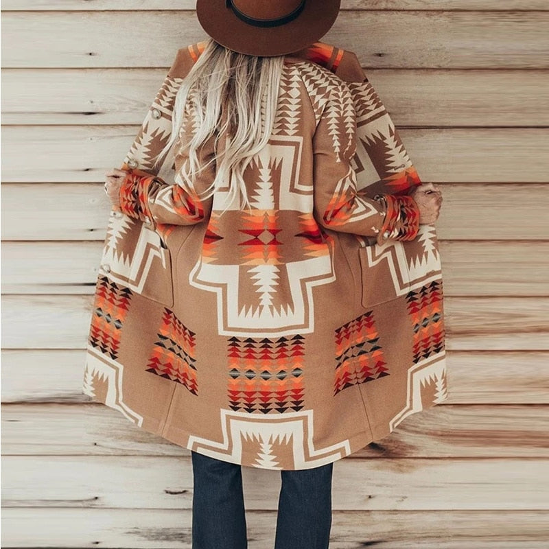 Dos du cardigan long, le motif aztèque couvre tout le dos