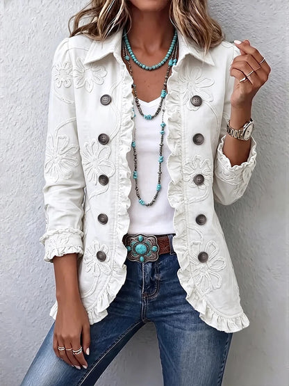 Veste bohème blanche à fleurs brodées, portée ouverte sur un t-shirt blanc et un jean