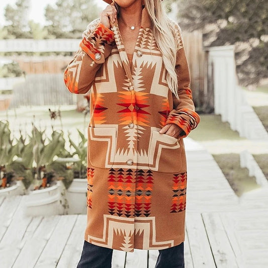 Cardigan long à motif aztèque camel Garnito, fermé par ses six boutons, porté sur un jean