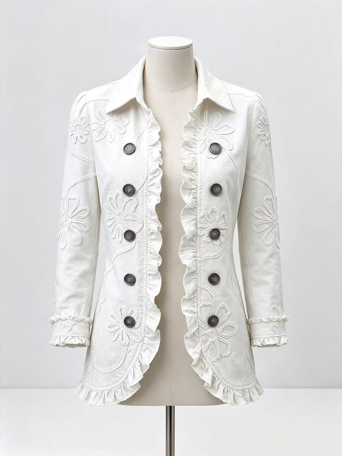 Veste blanche à grandes fleurs en relief, bords à volants, vue de face sur un mannequin de couture