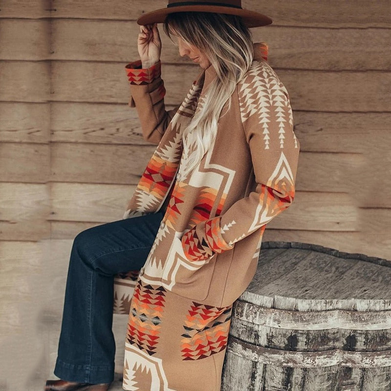 Cardigan long à motif aztèque porté ouvert, vu de profil : longueur mi-mollet