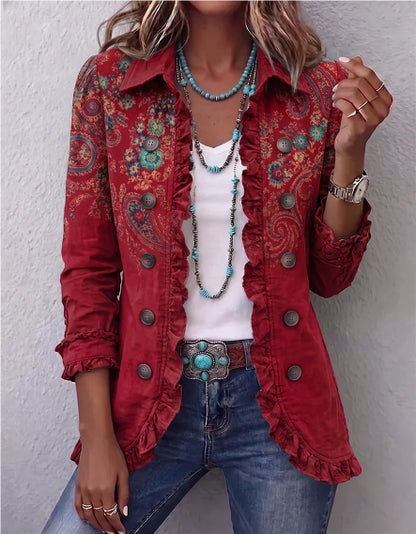 Veste rouge à motif cachemire turquoise et ocre sur les épaules, portée ouverte sur un haut blanc et un jean
